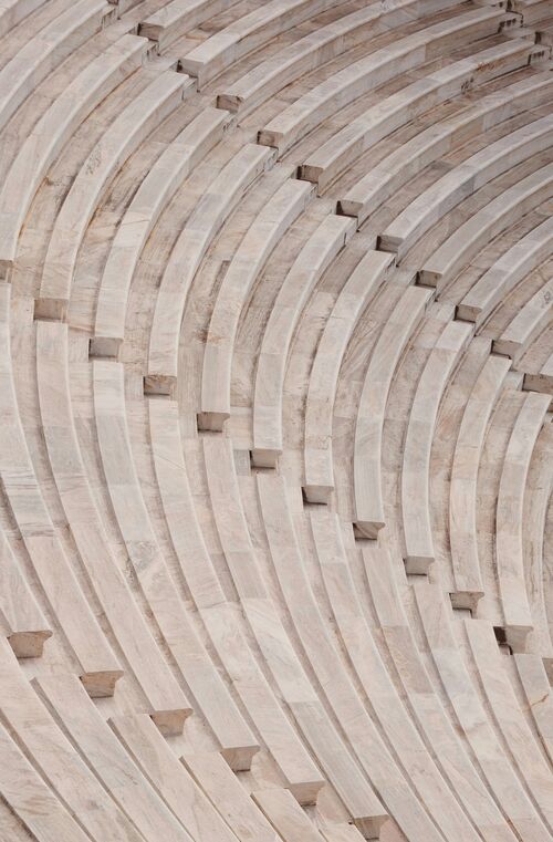 joao-marcelo-martins-hmSZSgCUIMk-unsplash bänke im amphitheater