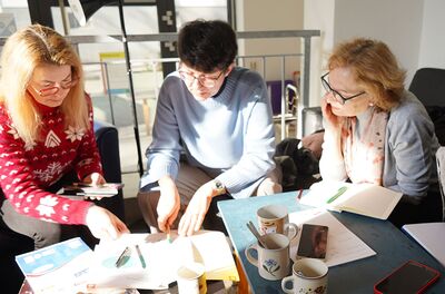 FrauenLernRaum / ASH Forum der Zivilgesellschaft (DEWA) 3 Frauen sind eifrig beim Lernen.