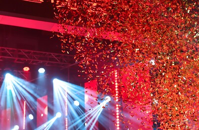 Foto von Rhys Wang/Unspash Bühne mit Konfetti